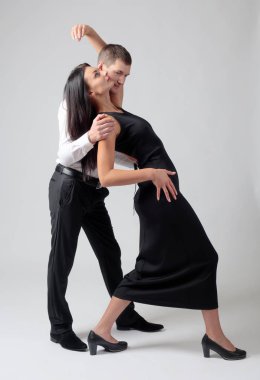 Siyah elbise ve tango dans Beyaz tişörtlü adam güzel bir kadın. Kaç stüdyoda dans aşk içinde.