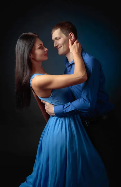 Hermosa Mujer Vestido Azul Largo Hombre Camisa Azul Bailando Tango —  Fotos de Stock