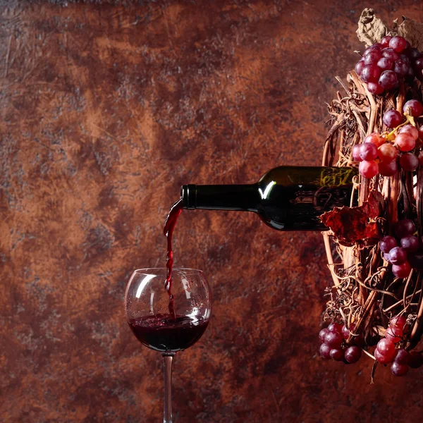 Vino Tinto Que Vierte Una Botella Una Copa Corona Vid — Foto de Stock