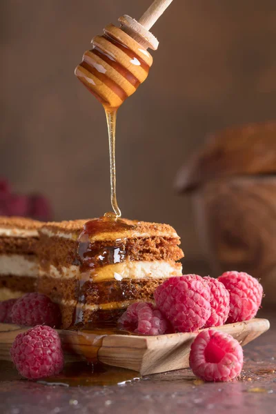 Hausgemachter Geschichteter Honigkuchen Mit Sahne Und Roten Himbeeren — Stockfoto