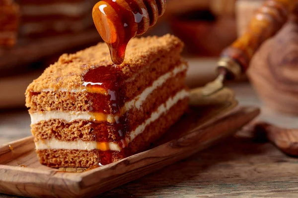 Hausgemachter Geschichteter Honigkuchen Mit Sahne Auf Einem Alten Holztisch — Stockfoto