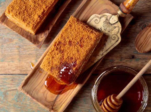 Hausgemachter Honigkuchen Mit Sahne Auf Einem Alten Holztisch — Stockfoto