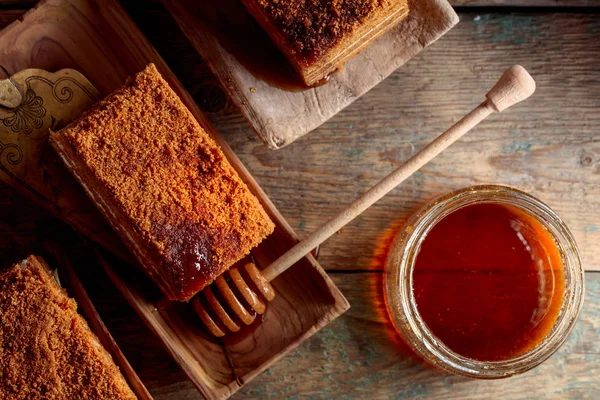 Hausgemachter Honigkuchen Mit Sahne Auf Einem Alten Holztisch — Stockfoto