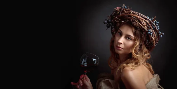Schönes Mädchen Mit Langen Welligen Haaren Und Perfektem Make Rotweinglas — Stockfoto
