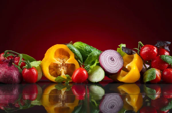 Varias Verduras Jugosas Maduras Con Hojas Ensalada Sobre Una Mesa —  Fotos de Stock