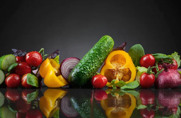 Várias Verduras Suculentas Maduras Com Folhas Salada Uma Mesa Preta — Fotografia de Stock
