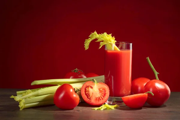 Succo Pomodoro Con Pomodori Bastoncini Sedano Tavolo Legno Copia Spazio — Foto Stock