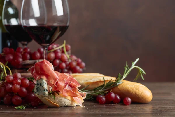 Prosciutto Mavi Peynir Koyu Arkaplanda Biberiyeli Sandviç Lezzetli Aperatif Kırmızı — Stok fotoğraf