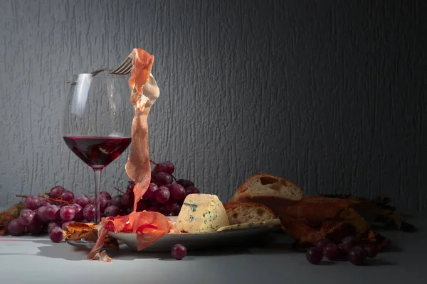 Glas Rode Wijn Met Prosciutto Blauwe Kaas Ruimte Voor Tekst — Stockfoto