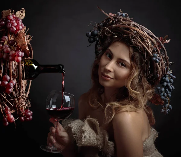 Mooi Meisje Met Glas Rode Wijn Hand Vine Krans Met — Stockfoto