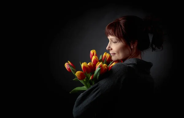 Belle Femme Âge Moyen Avec Bouquet Tulipes Rouges Jaunes — Photo