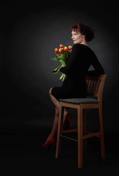 Приваблива Жінка Середнього Віку Букетом Червоних Жовтих Тюльпанів — стокове фото