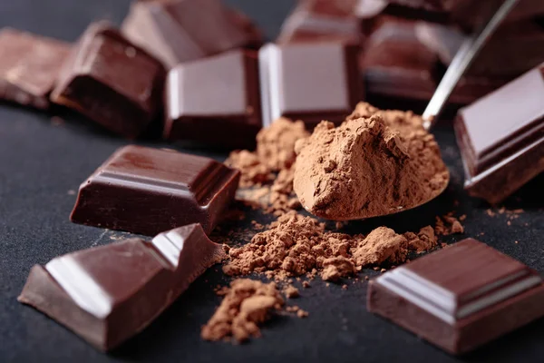 Rozbité Kousky Čokolády Kakaa Černém Pozadí — Stock fotografie