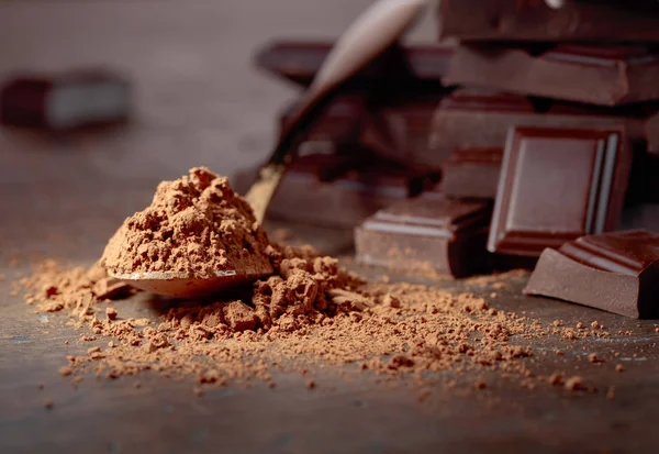 Morceaux Chocolat Cassés Poudre Cacao Dans Une Petite Cuillère Sur — Photo