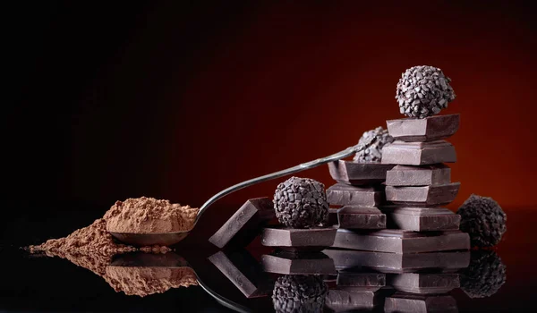 Çikolata Şekerleme Çikolata Parçaları Kaşık Kakao Tozu Ile Siyah Bir — Stok fotoğraf