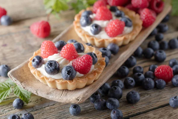 Dessert Tarts Raspberries Blueberries Wooden Table — Stock Photo, Image