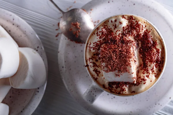 Chocolate Quente Marshmallow Polvilhado Com Chips Chocolate Mesa Madeira Branca — Fotografia de Stock