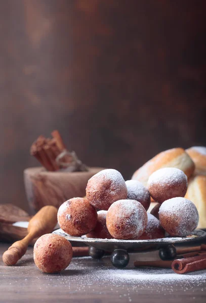 Sweet Donuts Cinnamon Sticks Powdered Sugar Copy Space — Stock Photo, Image