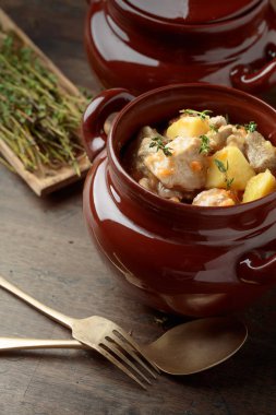  İrlanda güveci ile yeşil kekik serpilir. Patates, havuç ve baharat ahşap arka plan üzerinde demlenmiş et. 