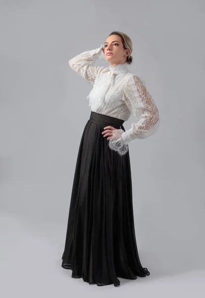 一个穿着维多利亚时代衣服的女人的肖像 白色衬衫 配有蕾丝 刺绣和高领 带宽腰带的长分层裙子 — 图库照片