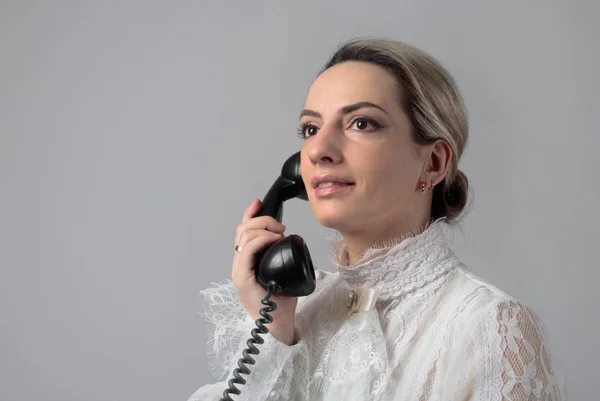 Портрет Жінки Ретро Одязі Старим Чорним Телефоном Біла Блузка Мереживом — стокове фото