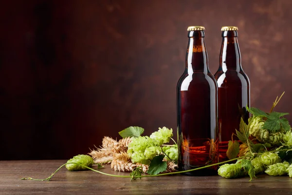 Dos Botellas Cerveza Grano Lúpulo Una Vieja Mesa Madera Espacio —  Fotos de Stock