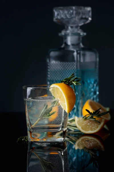 Cocktail Gin Tonic Lemon Slices Twigs Rosemary Black Reflective Background — Stock Photo, Image