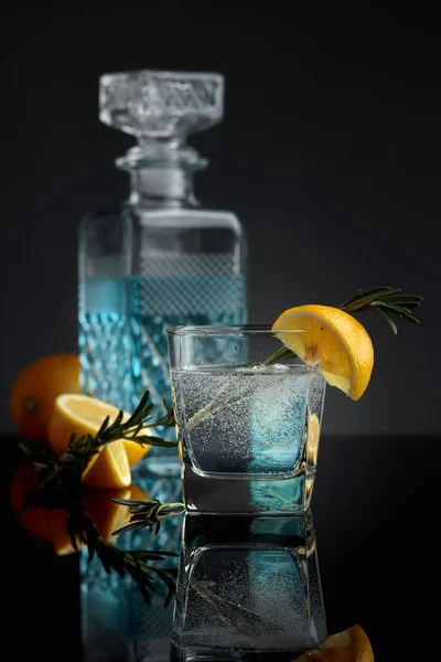 Cocktail Gin Tonic Mit Zitronenscheiben Und Rosmarinzweigen Auf Schwarzem Reflektierendem — Stockfoto