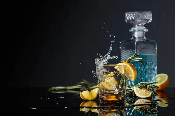 Cocktail Gin Tonic Lemon Slices Twigs Rosemary Lemon Slice Falls — Stock Photo, Image