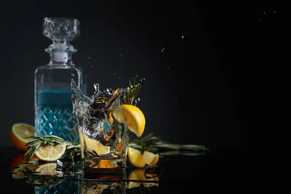 Cocktail Gin Tonic Mit Zitronenscheiben Und Rosmarinzweigen Zitronenscheibe Fällt Ins — Stockfoto