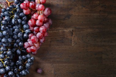 Üzüm yaprakları eski ahşap zemin ile grup. Üstten Görünüm, kopya alanı .