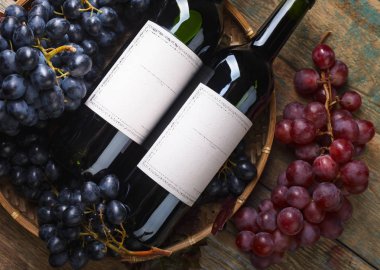 Üzüm ve kırmızı şarap. Eski kağıt etiket, metniniz için kopya alanı. Üstten Görünüm .