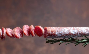 Rosemary ile füme salam, yakın çekim. Kopya alanı.