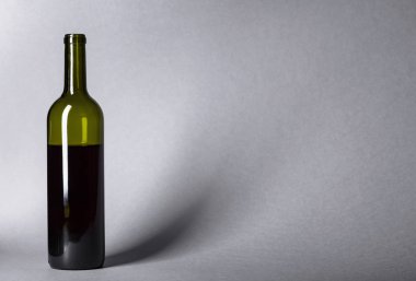 Şişe kırmızı şarap, metniniz için kopya alanı.