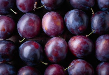 Arka plan olarak olgun sulu Erik. Üstten görünüm.