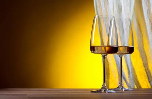 Weingläser Auf Gelbem Hintergrund Kopierraum — Stockfoto