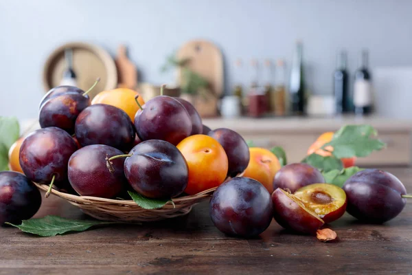 Matura Prugne Succose Tavolo Cucina Focus Selettivo — Foto Stock