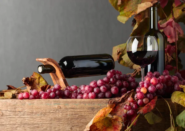 红葡萄酒和葡萄 在一张旧木桌上有藤叶 复制空间 — 图库照片