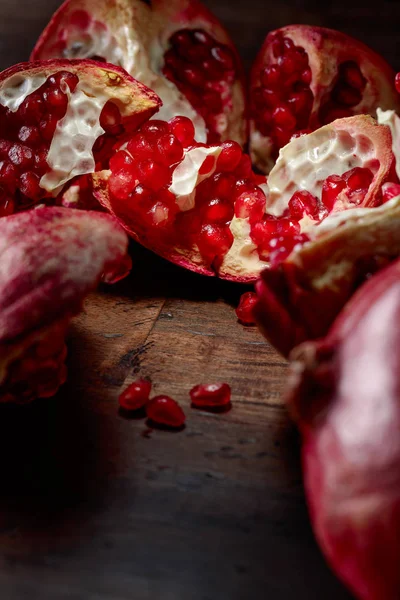 Reifer Granatapfel Auf Einem Alten Holztisch Selektiver Fokus — Stockfoto