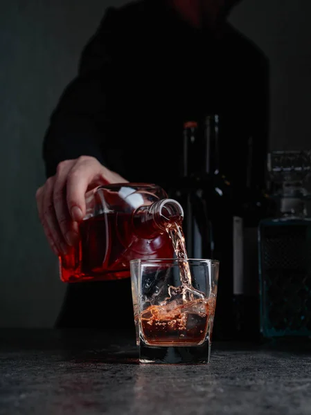 Barman Nalewa Whisky Szklance Barze Selektywny Fokus — Zdjęcie stockowe