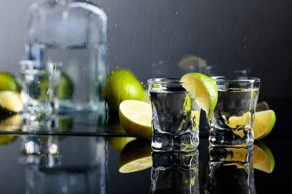 Vasos Tequila Con Lima Sobre Fondo Negro Reflectante Alcohol Vasos — Foto de Stock