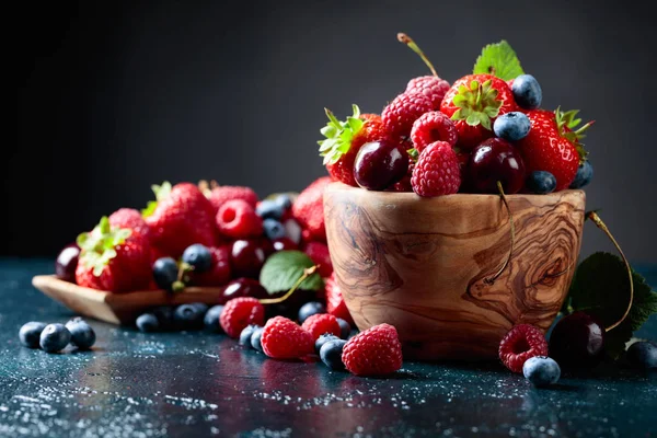 Beeren Nahaufnahme Bunte Mischung Aus Erdbeere Blaubeere Himbeere Und Süßkirsche — Stockfoto