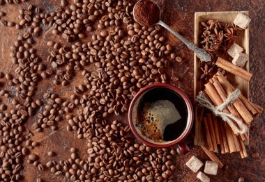 Kahve tarçın, anason ve kahverengi şeker adet. En baştan görüntülemek.