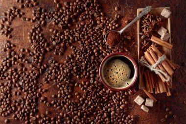 Kahve tarçın, anason ve kahverengi şeker adet. En baştan görüntülemek.