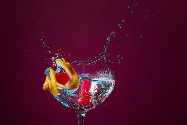 Cocktail Colorido Vidro Com Salpicos Decorados Com Limão Cerejas Fundo — Fotografia de Stock