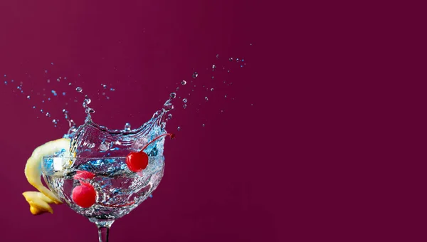 Färggrann Cocktail Glas Med Färgstänk Garnerad Med Citron Och Körsbär — Stockfoto
