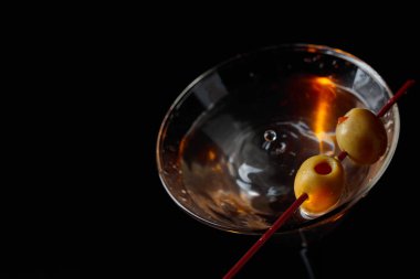 Martini kokteyl yeşil zeytin ile.