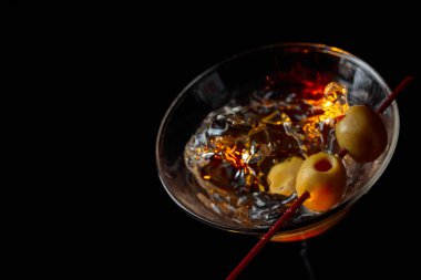 Martini kokteyl yeşil zeytin ile.