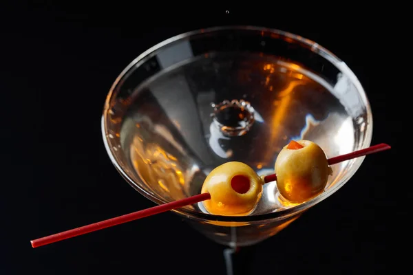 Martini koktejl se zelenými olivami. — Stock fotografie