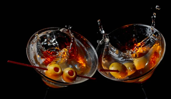 Martini-Cocktail mit grünen Oliven. — Stockfoto